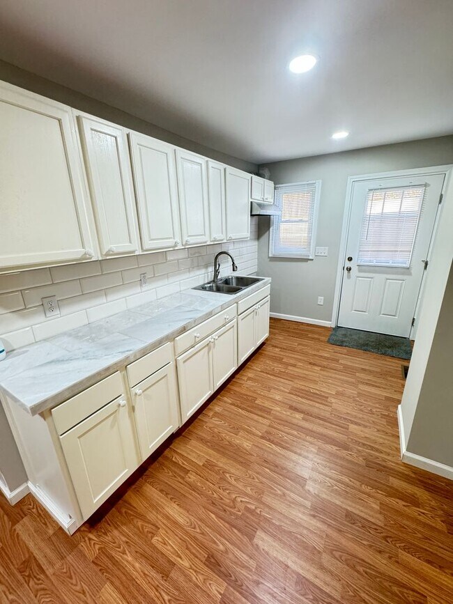 Building Photo - Fully Renovated 3bd/2ba House on Private L...