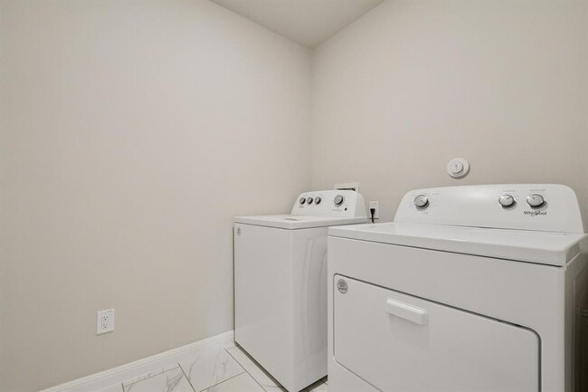 Building Photo - 112 Comet Pointe Dr