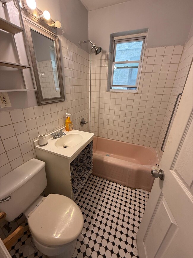Building Photo - 415 E 187th St
