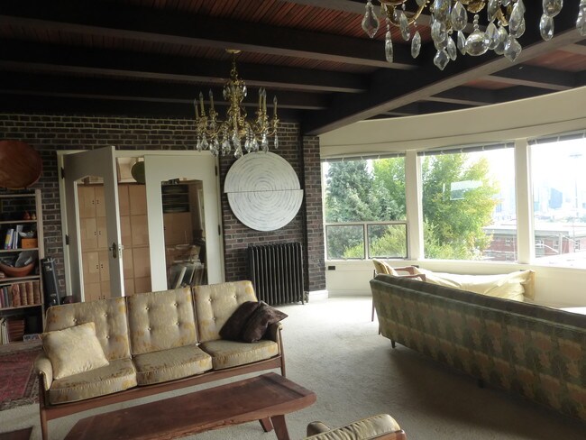 Building Photo - 211 W Highland Dr