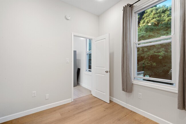 Building Photo - 17 Ravine Ave