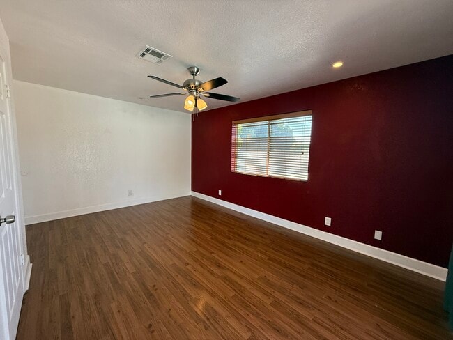 Building Photo - 3035 W 11th Ln