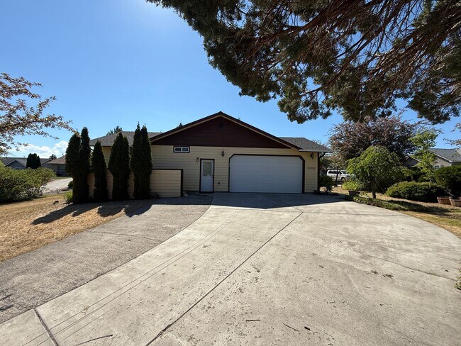 Building Photo - UPDATED BOYD ACRES HOME ON LARGER CORNER LOT!! MUST SEE!!