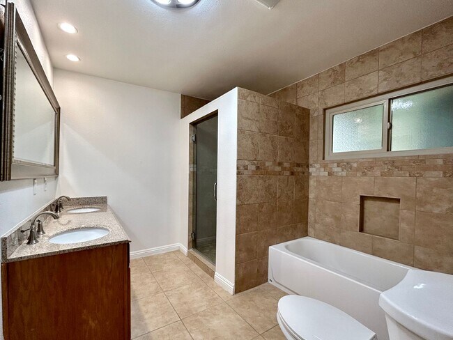 Building Photo - AVAILABLE NOW!! 2 Bedroom 1 Bathroom Apart...