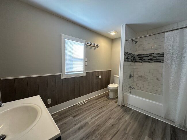 Building Photo - 911 S Laurel St