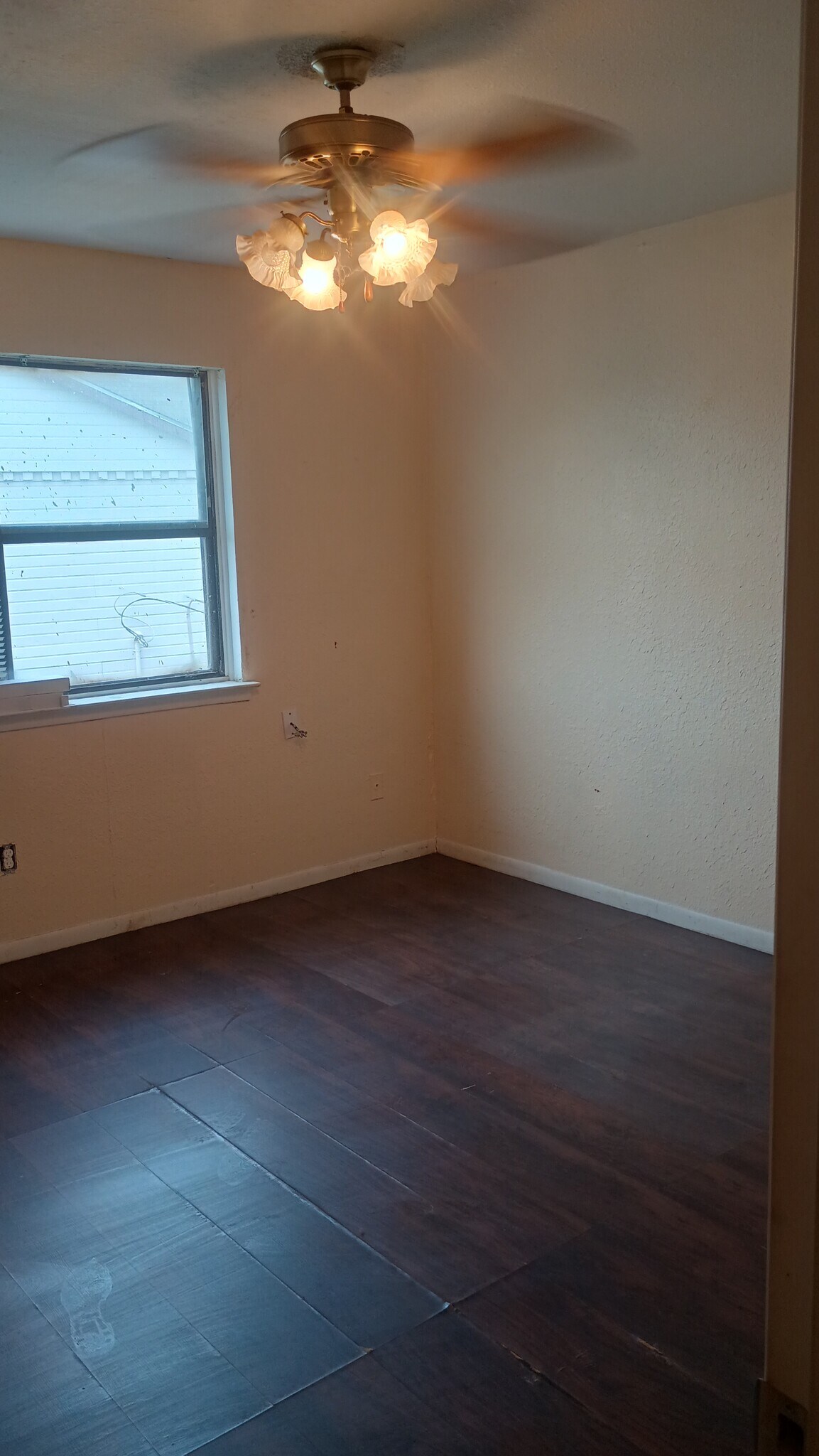 Front bedroom. - 3412 Victoria Cir