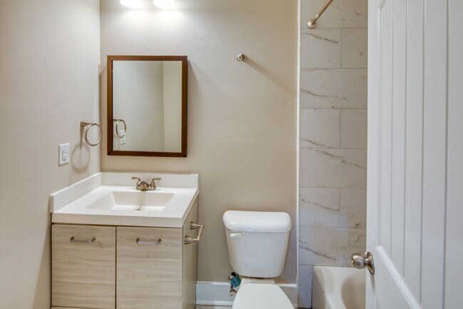 Building Photo - 2 Bed, 2 Bath Available Now!