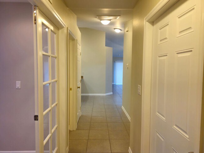 Building Photo - Cute 2 bedroom with a den 2 bathrooms and ...