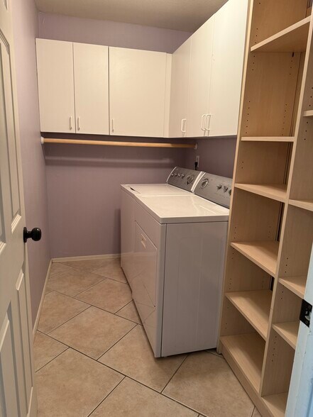 Laundry room - 6629 E Preston St
