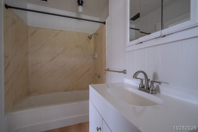 Building Photo - 2 BD/1 BA Home with Yard and Carport in Wa...