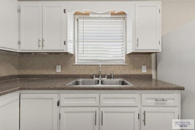 Building Photo - 711 Cisneros St