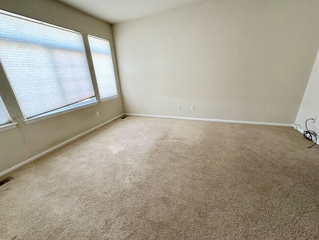 Building Photo - Bright, Spacious 2-Bedroom Home in Aurora with Room to Grow