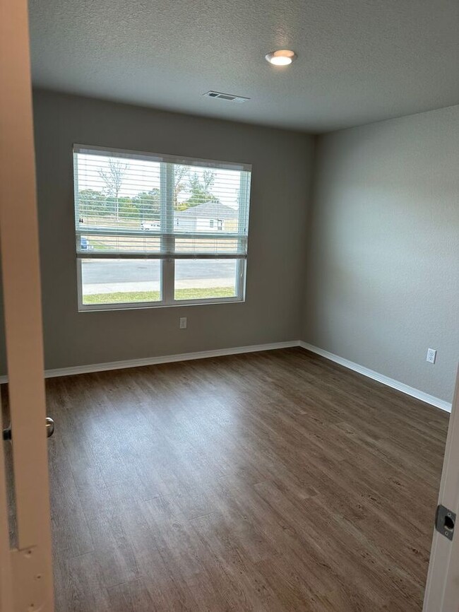 Building Photo - *Pre-leasing* NEWER Four Bedroom | Two Bat...