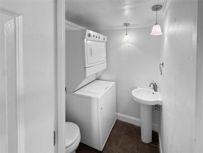 Building Photo - 811 W Oakland Park Blvd