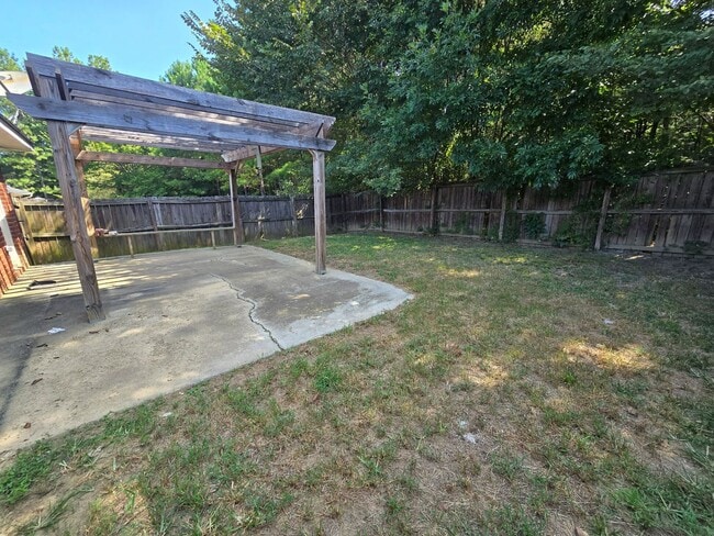 Building Photo - 355 Leafmore Rd SW