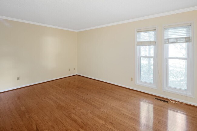 Building Photo - Renovated South Asheville Condo