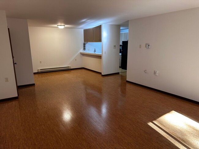 Building Photo - Spacious 2 bed 1.5 bathroom Condominium