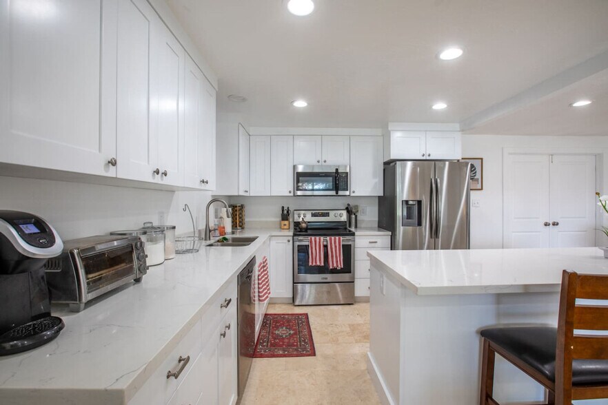 Building Photo - 9949 E Sego Lily Dr