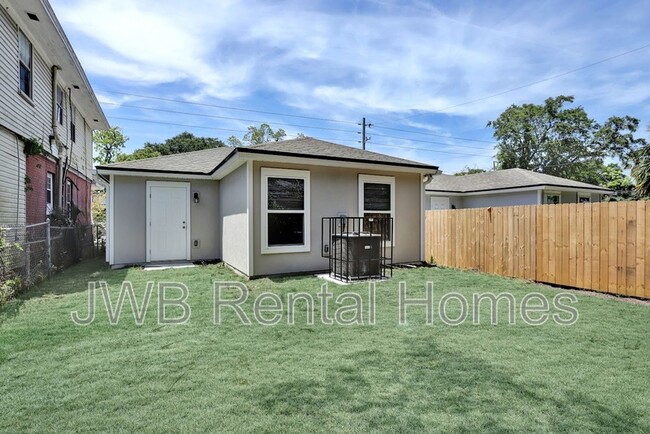 Building Photo - 2117 Moncrief Rd