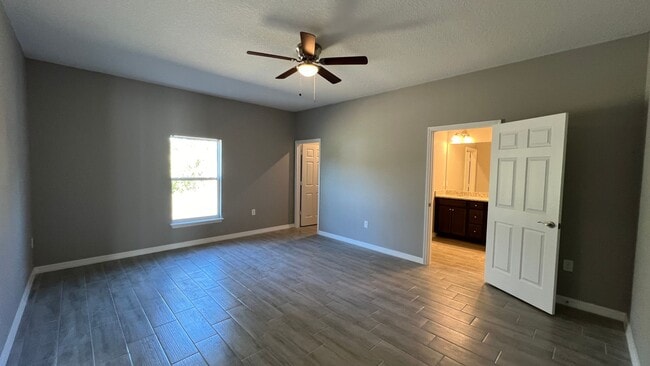 Building Photo - Spacious 3BD/2BA Palm Bay Home – Modern Comfort & Great Location!