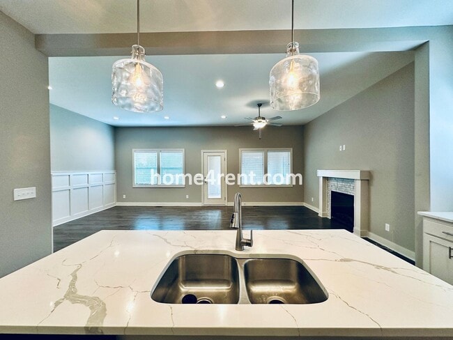 Building Photo - Stunning, Maintenance Free Townhome in Desoto w/ an Elegant Kitchen and Wood Floors Throughout!