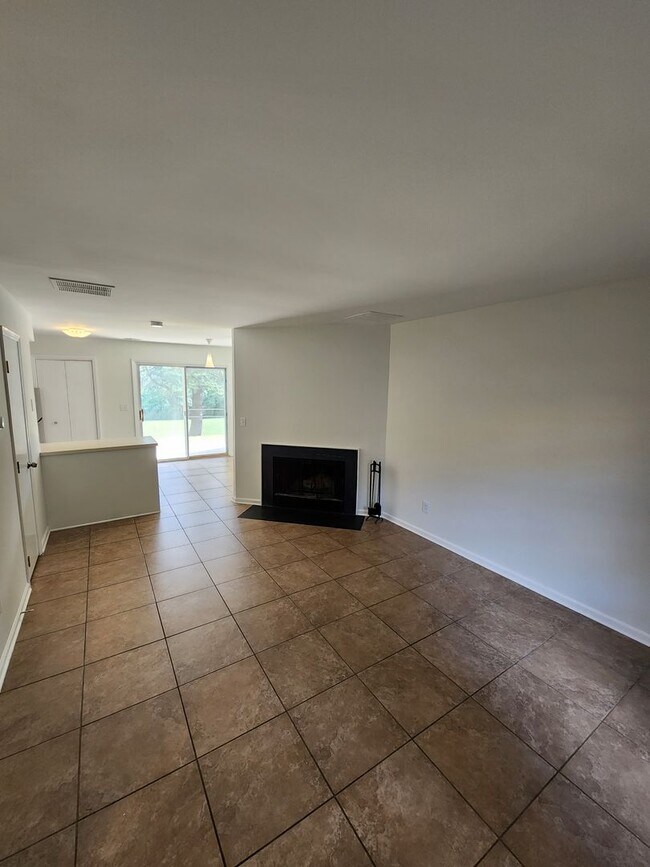 Building Photo - Canterbury Townhomes