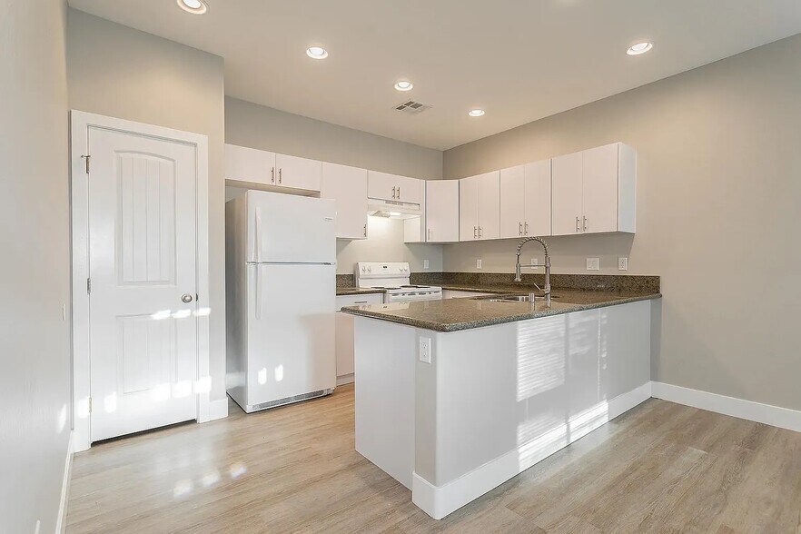 Building Photo - 1681 S Dandelion St