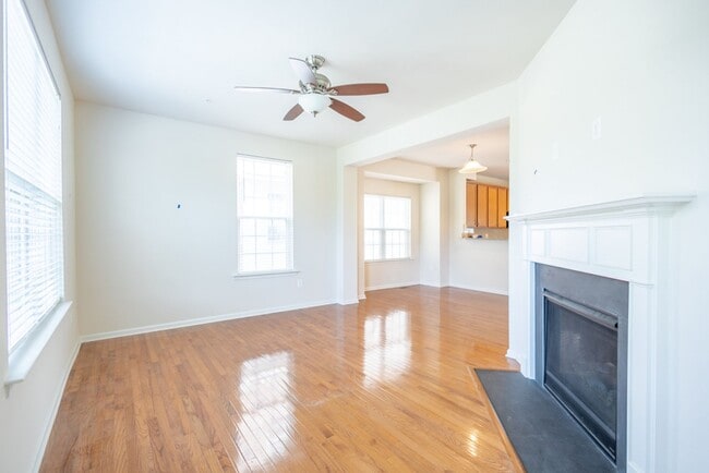 Building Photo - Beautiful 3 BR/3 BA EOG Townhome in Capito...