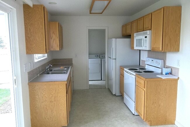 Building Photo - Bright & Inviting Wellington Townhome