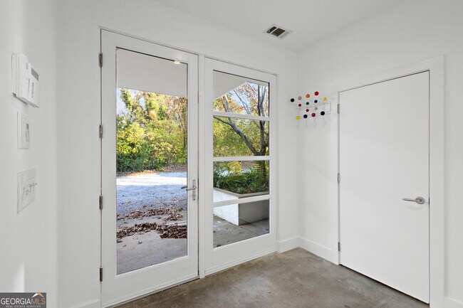 Building Photo - 935 Custer Ave SE