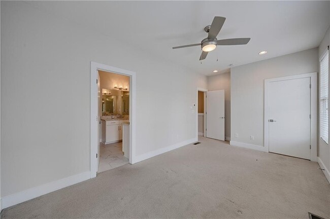Building Photo - 733 Taylor Ct