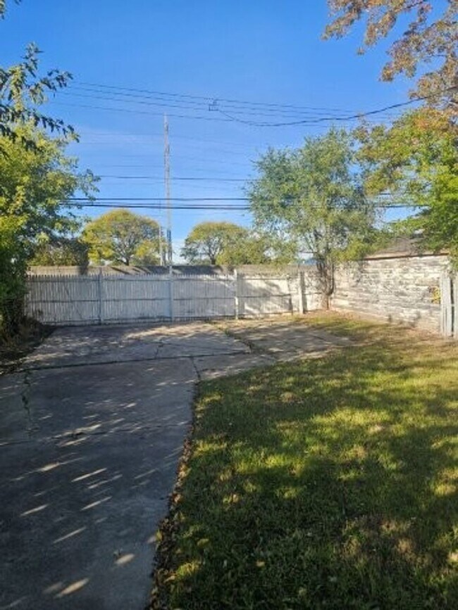 Building Photo - 13831 Carlisle Dr