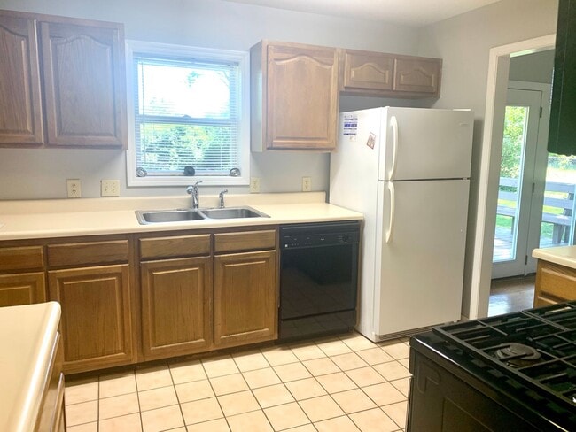 Building Photo - NEWLY Renovated 3 BED/2 BA Home!