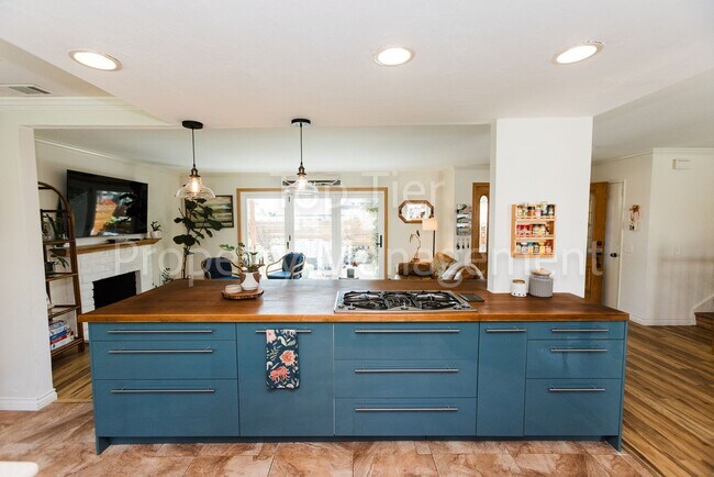 Building Photo - Beautifully Upgraded 3 Bed / 2 Bath Home –...
