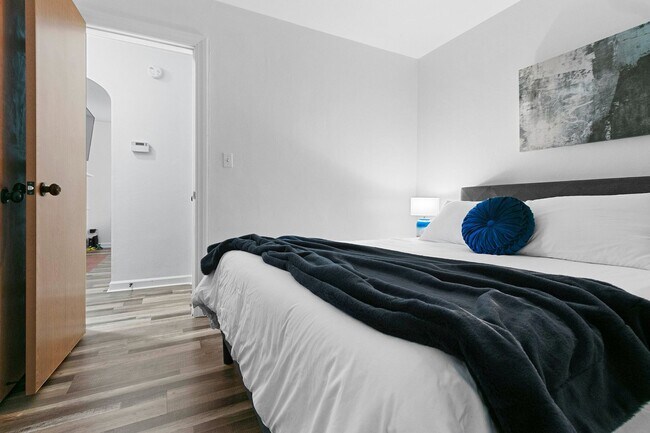 Building Photo - Flexible Furnished 2 BR 1 BA w/ garage and...