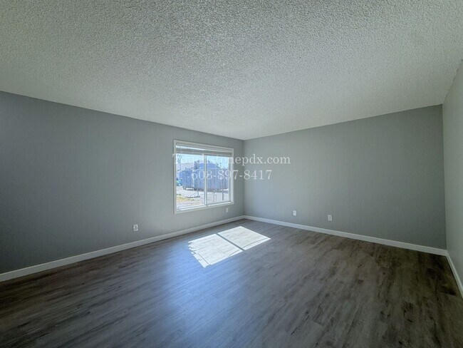 Building Photo - Bright East Portland 3 Bed Apartment Home with Two-Level Layout and Assigned Parking