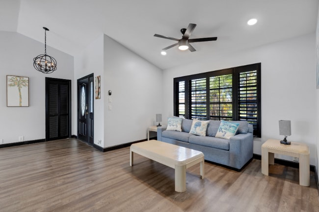 Building Photo - 294 Rotonda Cir