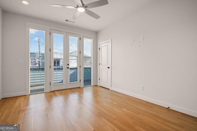 Building Photo - 689 Fraser St SE