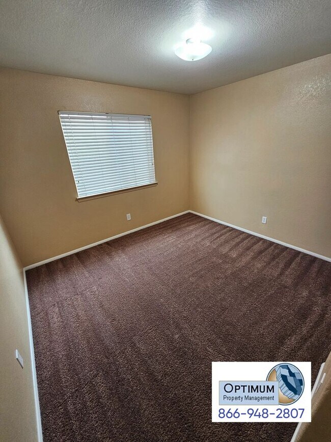 Building Photo - Spacious 6 bedroom , 3 bathroom home with downstairs bedroom and bath