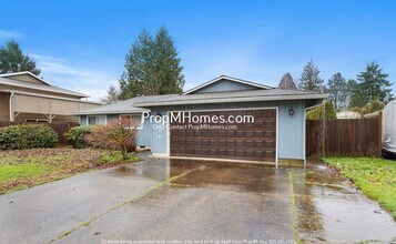 Building Photo - Spacious Three Bedroom Home in Milwaukie!