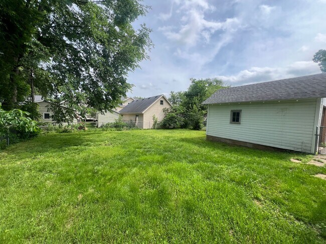 Building Photo - 3 Bedroom, 1 Bathroom Single-Family Home!