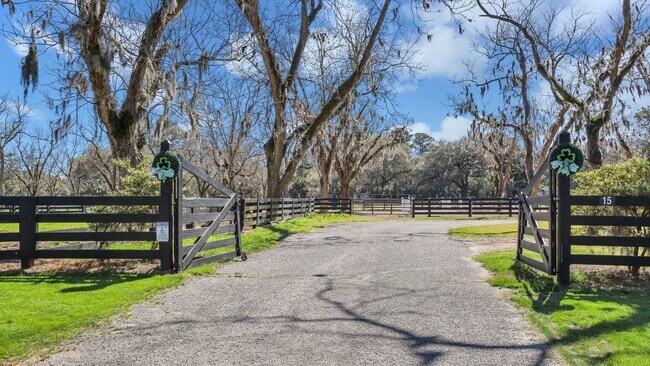 Building Photo - Enjoy Lowcountry living in this beautifully updated 3-Bed, 2-Bath home in Moss Creek!