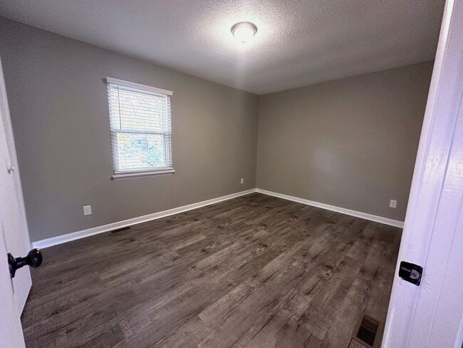 Building Photo - 545 E 3rd St