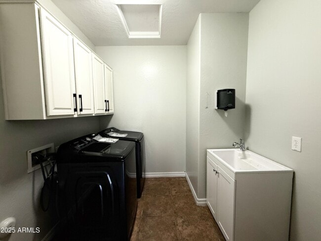 Building Photo - 2472 E Mead Dr