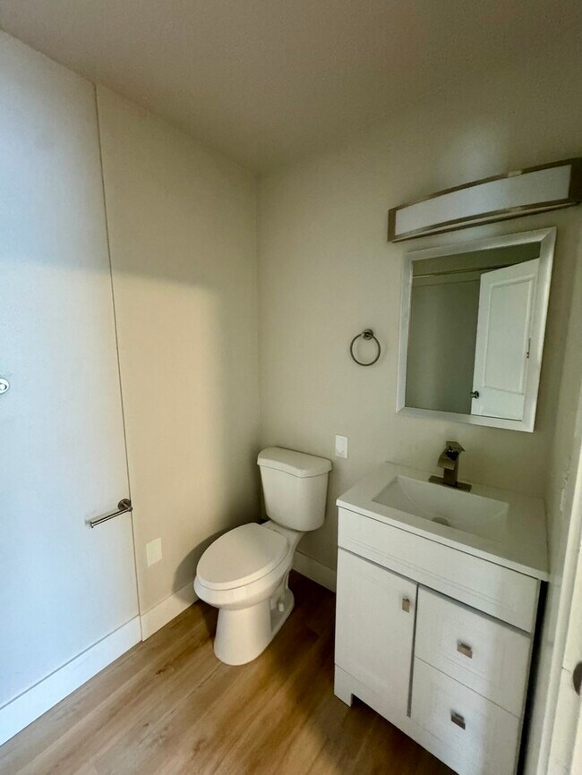 Building Photo - Beautiful Fully Updated 2 Bedroom 2 Bathroom Located in Roseville!