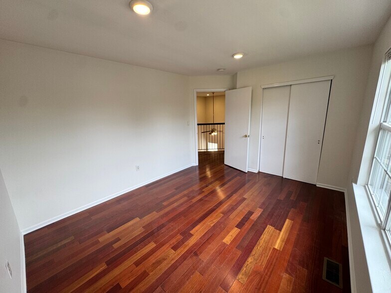 Building Photo - 305 Cobblestone Ct
