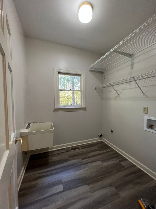 Building Photo - Fabulous 4BR 2.5BA Home on 1.25 Acres
