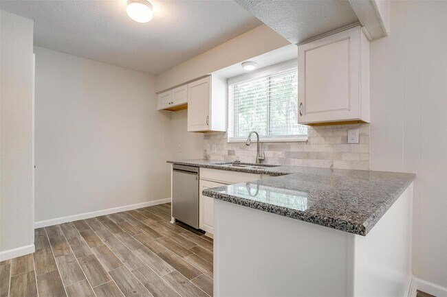 Building Photo - Amazing Home in Western Hills- 3 bed, 1.5 ...