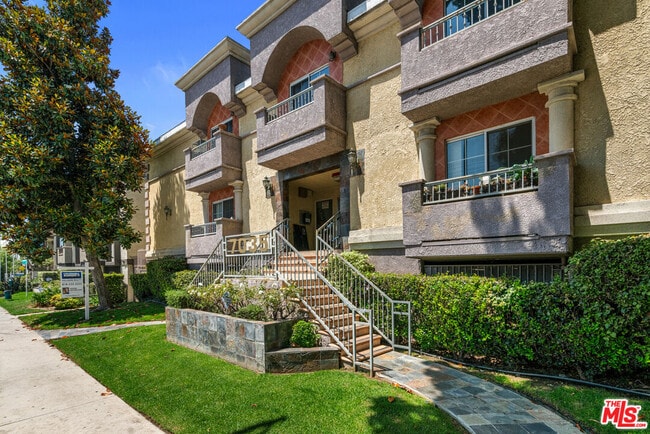 Primary Photo - 7035 Woodley Ave