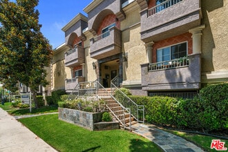 Building Photo - 7035 Woodley Ave